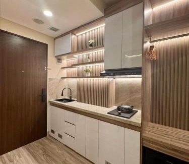 Depok Apartment | Apartement Trans Park Cibubur By Raya Property with Pool View & Netflix