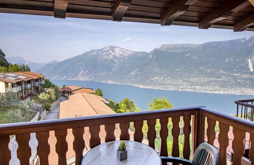 Campi Condo | Scenic Holiday Apartment with Lateral Lake View & Spa