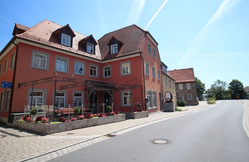 Dettelbach Apartment | Stylish Aparthotel Alte Schmiede Dettelbach with Pool & Kitchen
