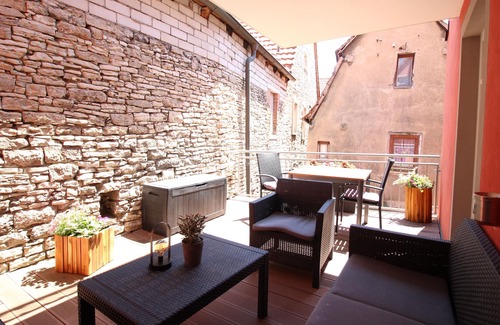 Dettelbach Apartment | Stylish Aparthotel Alte Schmiede Dettelbach with Pool & Kitchen