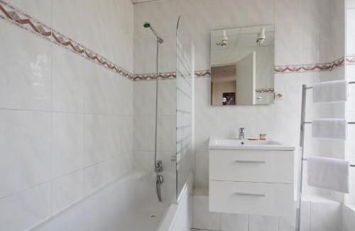Jean-Medecin Hotel | Pet-Friendly Aparthotel AMMI Nice Massena with Breakfast