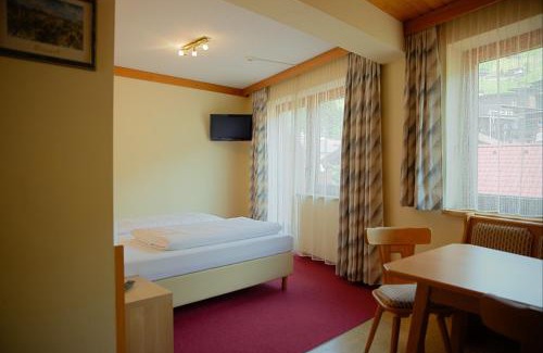 Vorderlanersbach Apartment | Charming Aparthotel Dorfplatzl Garni with Spa & Dining