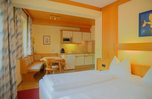 Vorderlanersbach Apartment | Charming Aparthotel Dorfplatzl Garni with Spa & Dining