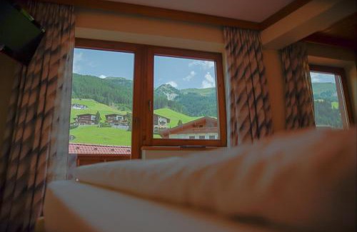 Vorderlanersbach Apartment | Charming Aparthotel Dorfplatzl Garni with Spa & Dining