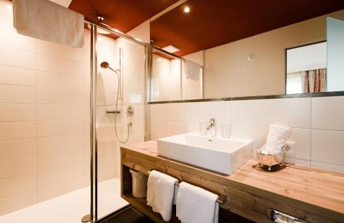 Vorderlanersbach Apartment | Charming Aparthotel Dorfplatzl Garni with Spa & Dining