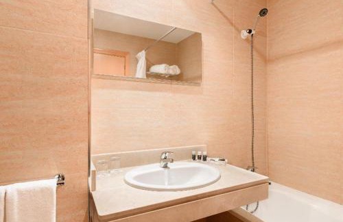 Leon Hotel | Family-Friendly Comfort at Aparthotel Exe Campus San Mamés