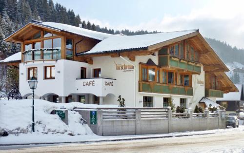 Filzmoos Apartment | Discover Aparthotel Hirschenau: Family-Friendly Retreat