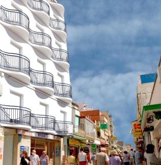 Malgrat de Mar Apartment | Pet-Friendly Aparthotel Iris with Outstanding 9/10 Ratings