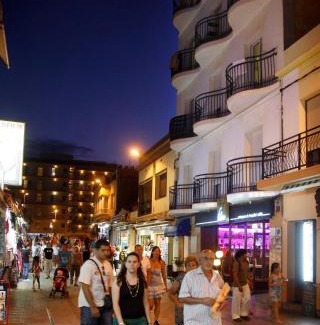 Malgrat de Mar Apartment | Pet-Friendly Aparthotel Iris with Outstanding 9/10 Ratings