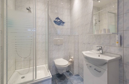 Neu Mukran Hotel | Discover Comfort at Aparthotel Koenigslinie with Dining & Family Perks