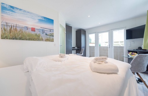Neu Mukran Hotel | Discover Comfort at Aparthotel Koenigslinie with Dining & Family Perks