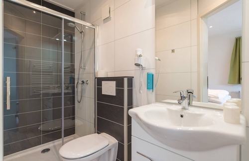 Neu Mukran Hotel | Discover Comfort at Aparthotel Koenigslinie with Dining & Family Perks