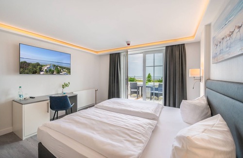 Neu Mukran Hotel | Discover Comfort at Aparthotel Koenigslinie with Dining & Family Perks