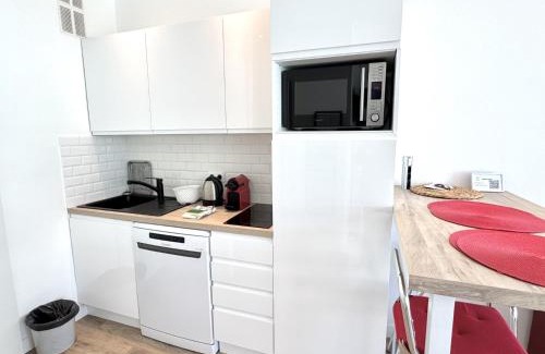 Les Baumettes Apartment | Scenic Sea View Studio Lenval on Promenade Balcon