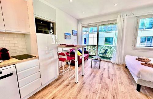 Les Baumettes Apartment | Scenic Sea View Studio Lenval on Promenade Balcon