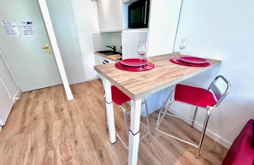 Les Baumettes Apartment | Scenic Sea View Studio Lenval on Promenade Balcon