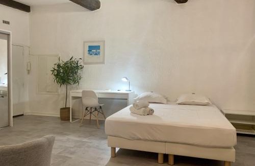 Old Town Apartment | Pet and Child-Friendly Retreat at Cocon de Gilly