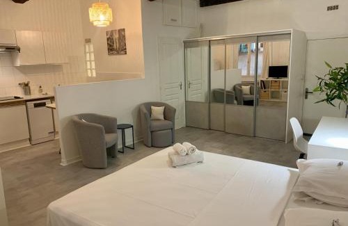 Old Town Apartment | Pet and Child-Friendly Retreat at Cocon de Gilly