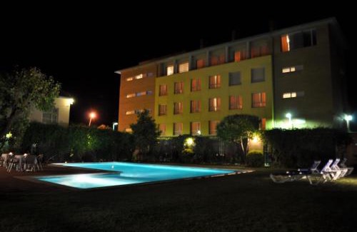 La Pobla de Segur Apartment | Scenic Oceanfront Stay at Aparthotel Solé with Pool & Dining