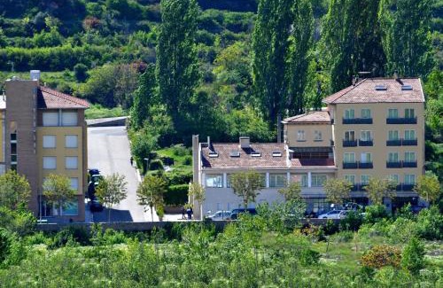 La Pobla de Segur Apartment | Scenic Oceanfront Stay at Aparthotel Solé with Pool & Dining