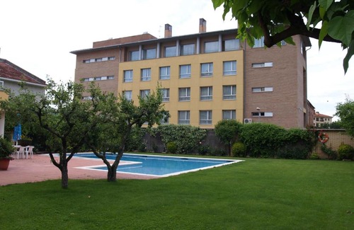 La Pobla de Segur Apartment | Scenic Oceanfront Stay at Aparthotel Solé with Pool & Dining