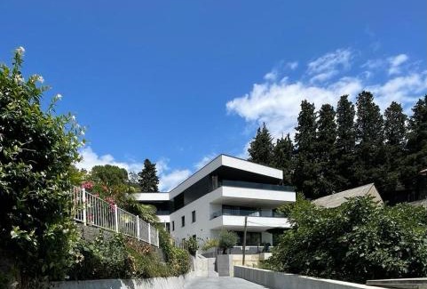 Sarsoni Apartment | Villa V: Relax by the Pool with Family & Pets Welcome