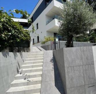 Sarsoni Apartment | Villa V: Relax by the Pool with Family & Pets Welcome