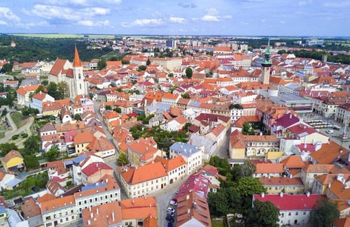 Znojmo Apartment | Cozy Apartmán Antonínská: Family-Friendly with Hot Tub