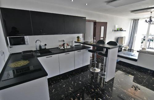 Kaluza Apartment | Inviting Bling Apartment with Hot Tub Near Zemplínska Šírava