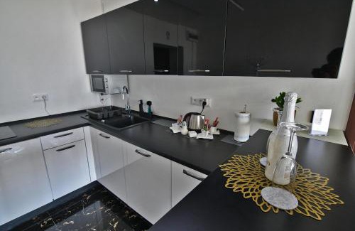 Kaluza Apartment | Inviting Bling Apartment with Hot Tub Near Zemplínska Šírava