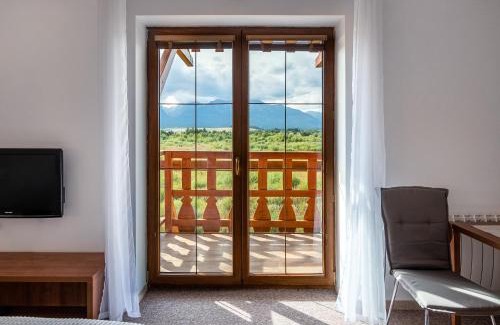 Velka Lomnica Apartment | Elegant Stay at Apartmán Ela - TATRY GOLF with Pool & Spa