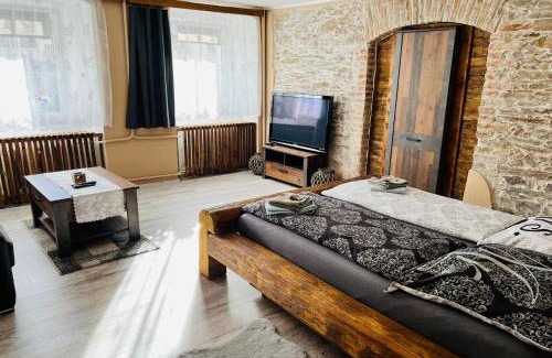 Jachymov Apartment | Guest Rated 10/10: Family-Friendly Apartmán Houmr Retreat