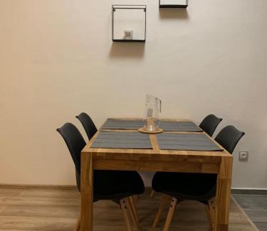 Kraliky Apartment | Highly Rated Apartmán na náměstí - Family-Friendly Stay