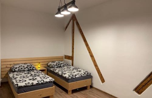 Kraliky Apartment | Highly Rated Apartmán na náměstí - Family-Friendly Stay