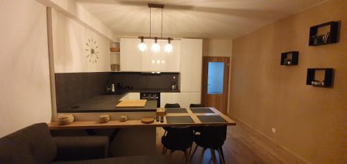 Loucna Pod Klinovcem Apartment | Cozy Apartmán Nerudovka with Finnish Sauna & Garage Parking