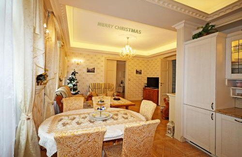 Karlovy Vary Apartment | Pet-Friendly Apartmán Nostalgia with Hot Tub & Breakfast