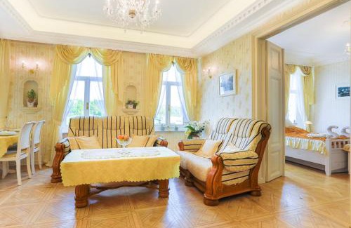 Karlovy Vary Apartment | Pet-Friendly Apartmán Nostalgia with Hot Tub & Breakfast