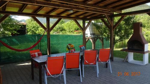 Lucky House | Family-Friendly Apartmán u Benkov with Kitchen Amenities