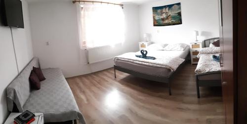 Lucky House | Family-Friendly Apartmán u Benkov with Kitchen Amenities