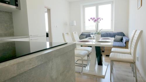 Znojmo Apartment | Cozy 2+KK Apartment: Pet & Child Friendly, Rated 9.5/10