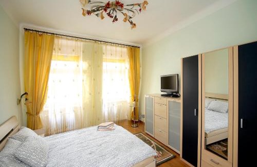 City Centre Apartment | Pet-Friendly Apartmán u Vřídla: A Family Retreat Awaits
