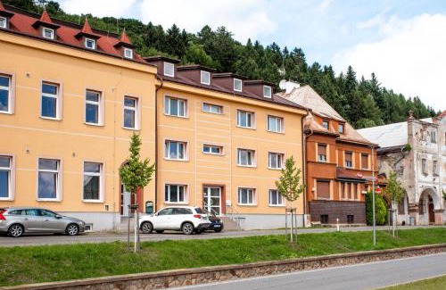 Zacler Apartment | Family-Friendly Apartment in Žacléř with Restaurant Amenities