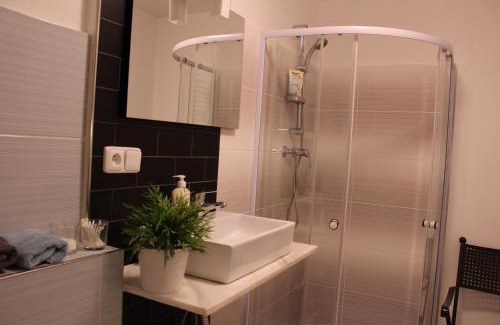 Roundnice nad Labem House | Invite Family to Apartmány Caffe & Grill with Breakfast Included
