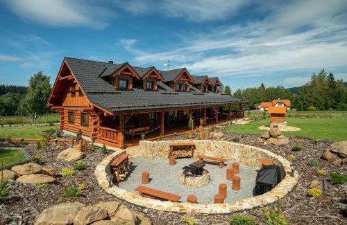 Predni Vyton Apartment | Pet-Friendly Apartmány Srub Výtoňka Lipno with Pool