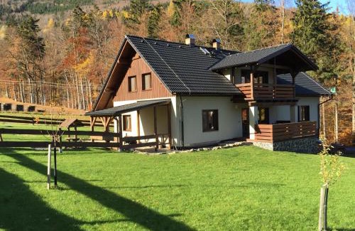 Pstruzi Apartment | Pet-Friendly Apartmány u Honzy with Hot Tub & Kitchen