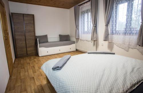 Cachrov Apartment | Pet-Friendly Retreat at Apartmány Ve Mlejně - Rated 9.4/10