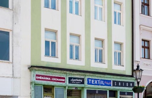 Kromeriz Apartment | Child-Friendly Apartmány Velké náměstí with Hot Tub