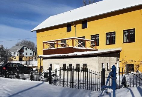Jindrichovice Apartment | Pet-Friendly Stay at Apartmány-Zámecký Restaurant