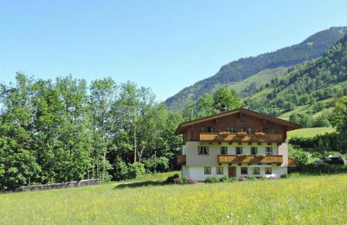 Fusch an der Grossglocknerstrasse Apartment | Nature Retreat: Family & Pet-Friendly Apartment in Fusch