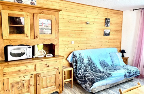 Montgellafrey Apartment | Cozy Apartment Pied des Pistes: Pet-Friendly & Spa Amenities